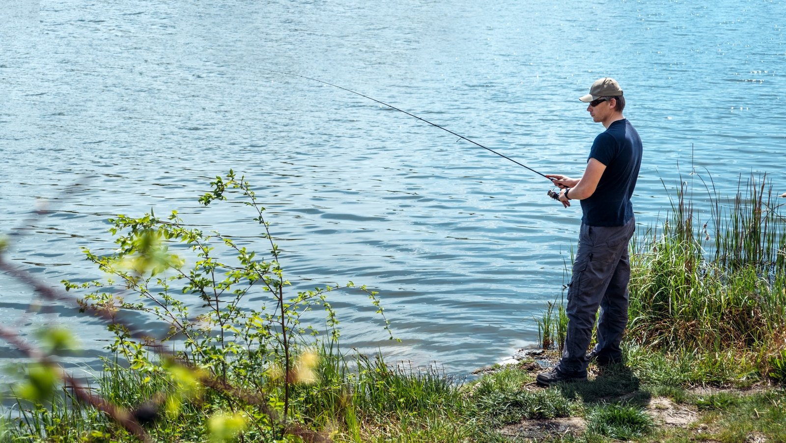 Mann på fisketur