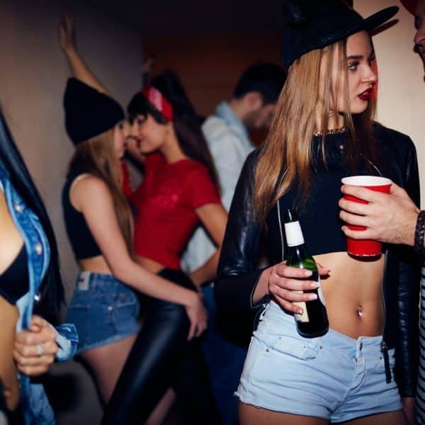 Party: Sexy menn og damer danser på en swingers klubb