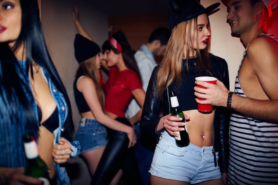 Party: Sexy menn og damer danser på en swingers klubb