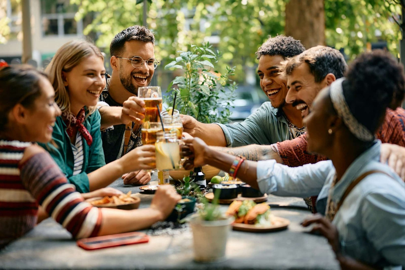 Lystig gruppe mennesker spiser og drikker rundt et bord. Illustrasjon av hvordan en munch kan se ut