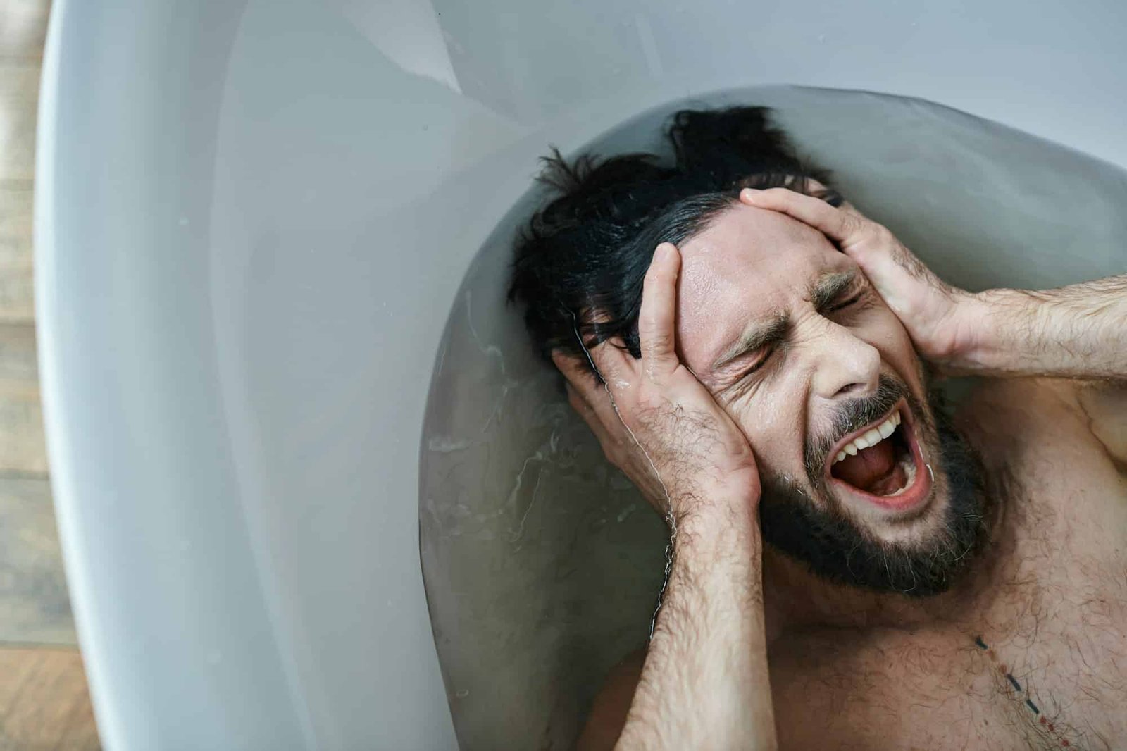 Traumatisert man skriker i badekaret. Figging med ingefær kan være svært smertefullt.