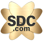 En gullfarget blomst med teksten sdc.com i. Logo for swingers dating plattform.